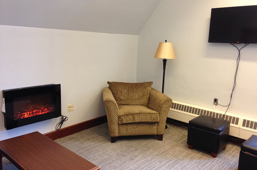 Comfortable space for 10-12 people with couches, tv and cozy fake fireplace