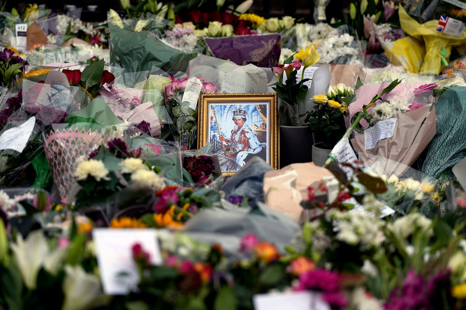 queen elizabeth memorial with flowers