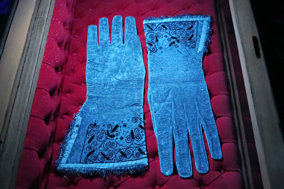 shakespeare gloves